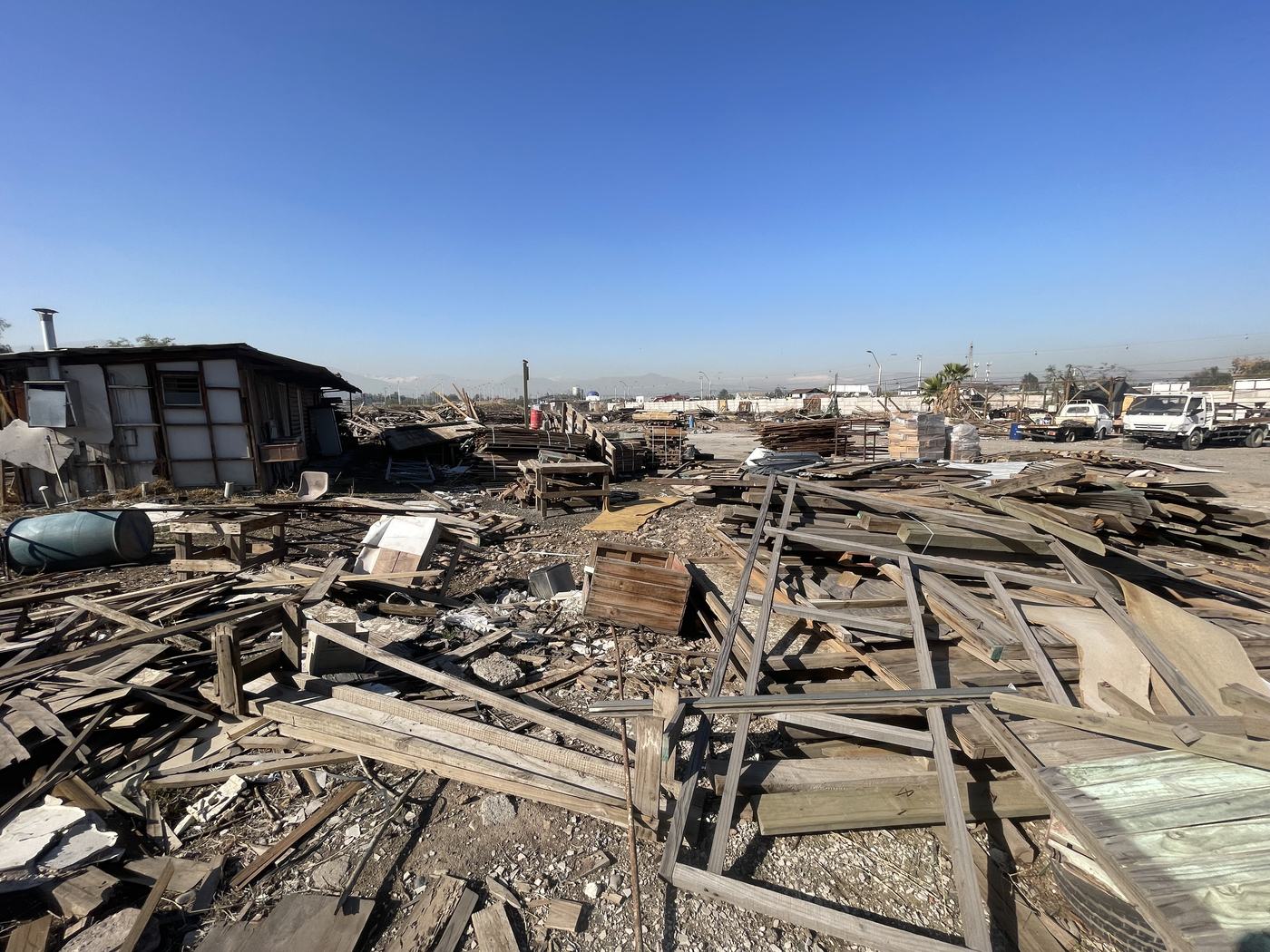 Basural clandestino con escombros de construcción y asbesto disperso en el terreno