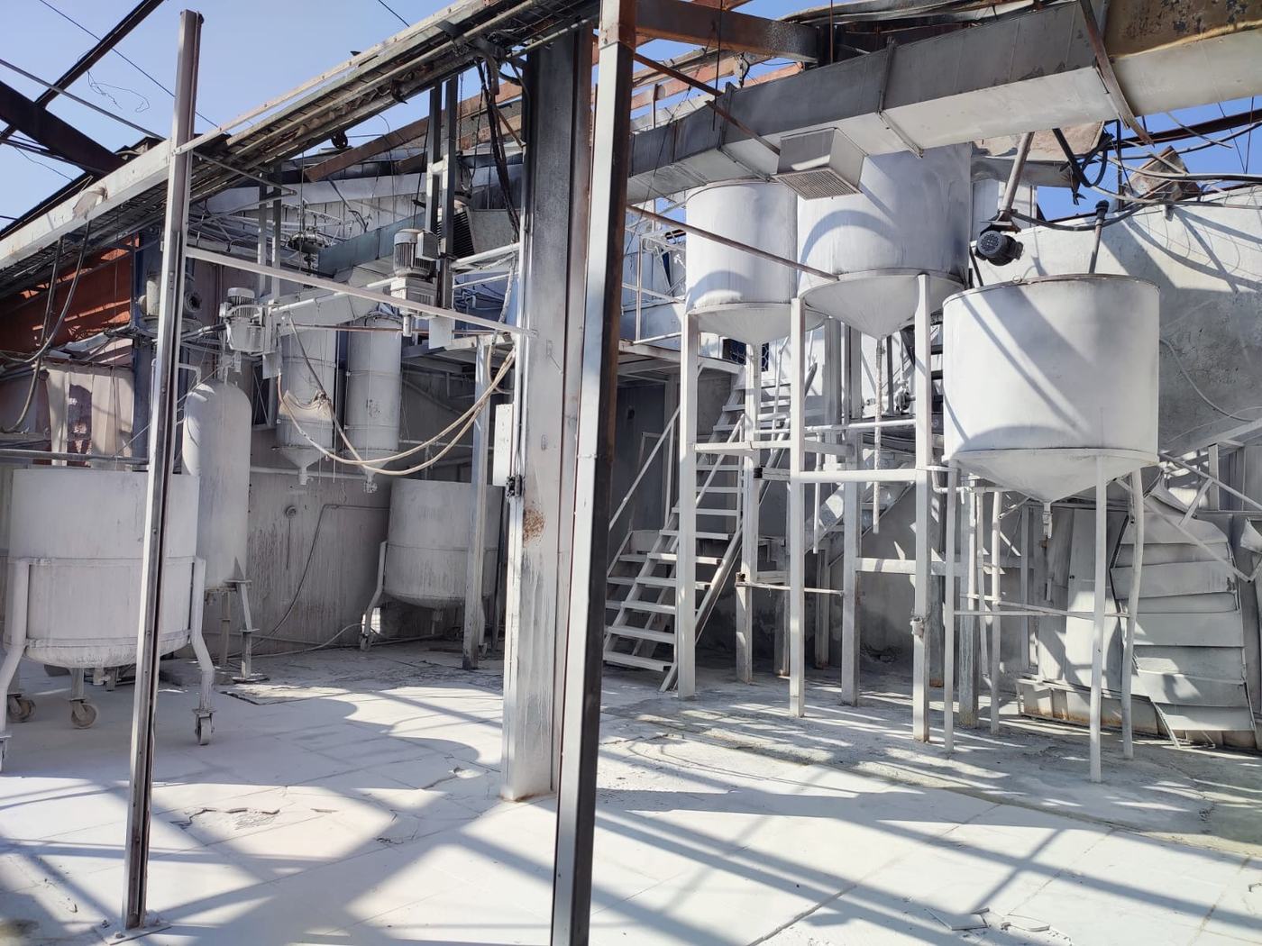 Planta industrial descontaminada tras incendio, equipos y estructuras liberados de asbesto