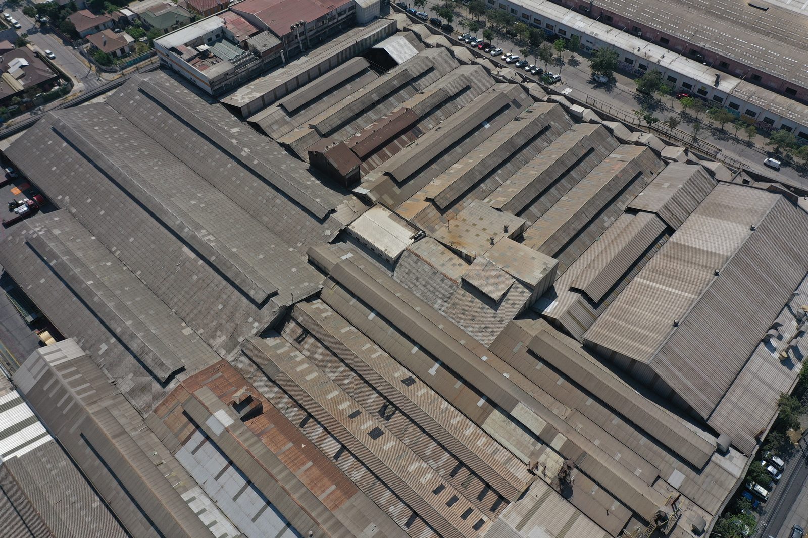 Techumbre industrial de fibrocemento con asbesto antes del retiro